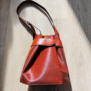 Louis Vuitton EPI SAC D'EPAULE Bucket Bag